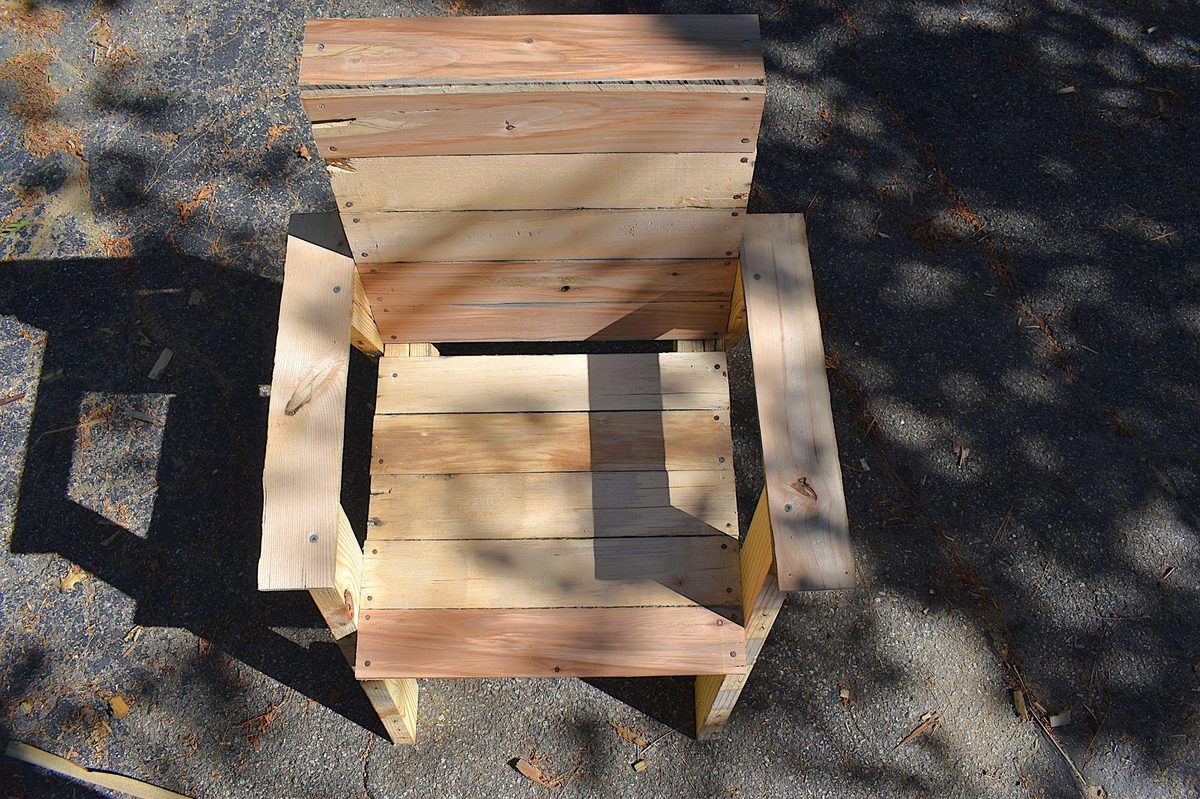 Pallet chair from above showing construction